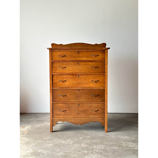 Traditional Antique Scalloped Quarter-Sawn Golden Oak Chest of Drawers For Sale - Image 3 of 12