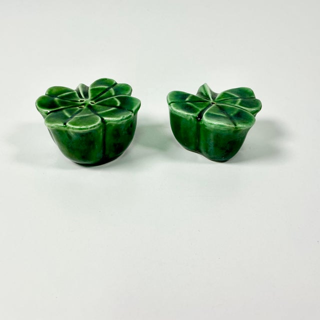 1960s Vintage Boho Chic Hollywood Regency Shamrock Salt & Pepper Shakers - A Pair. For Sale - Image 6 of 10