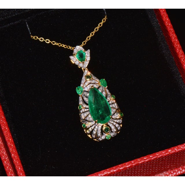 Late 20th Century Gia Natural 4.10Cts Emerald Diamond Solid 18k Gold Pendant Necklace For Sale - Image 12 of 15
