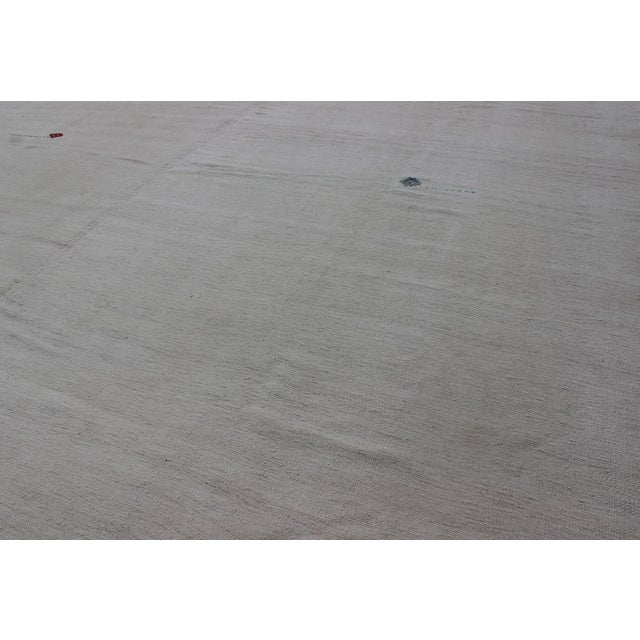 Square-Sized Large Midcentury Turkish Kilim Rug With Subtle Variegated Cream For Sale In Atlanta - Image 6 of 9