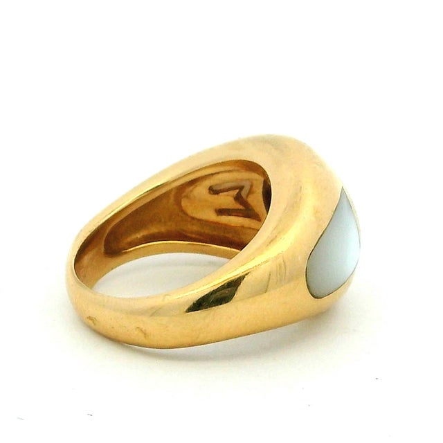 Modern Vintage Mauboussin Paris 18k Yellow Gold Iolite & Mother-of-Pearl Dome Ring, Size 5 For Sale - Image 3 of 11