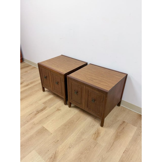 Pair of Vintage MCM Transitional Mersman Clover Walnut End Tables W/ Cabinet For Sale In Tampa - Image 6 of 13
