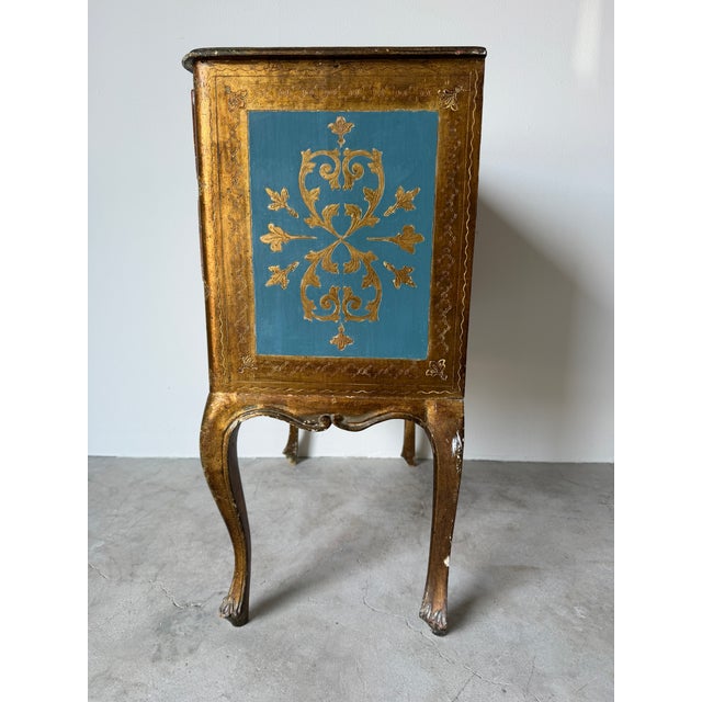 Teal 1950s Italian Hollywood Regency Giltwood & Teal Blue Three-Drawer Nightstand With Gold-Leaf Scrollwork For Sale - Image 8 of 12