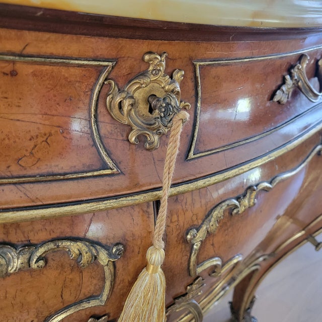 Metal Late 19th Century French Amboyna Bombé Commode With Marble Top & Gilt-Bronze Mounts, Circa 1890 For Sale - Image 7 of 13