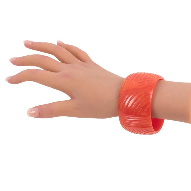 1940s Carved Bakelite Bracelet Tequila Sunrise Pink For Sale - Image 5 of 5