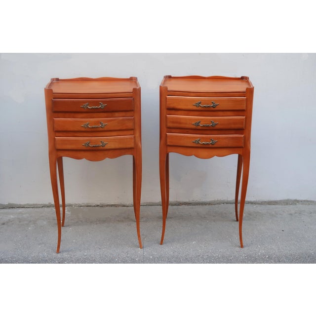 Set of two french Louis XV style side tables nightstands. Parisian work around 1970. Very good vintage condition (minimal...