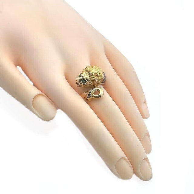 This large head lion ring is crafted from 18k yellow gold with a polished finish featuring a thick flowing mane on the...