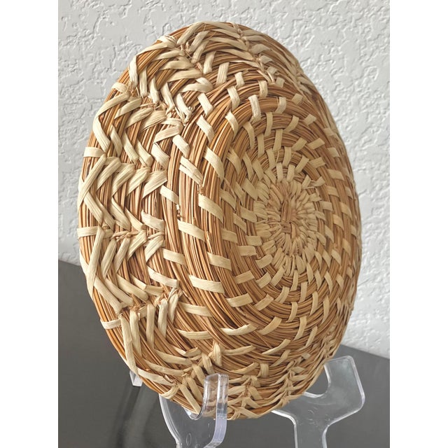 Late 20th-Century Sweetgrass Gullah-Style Decorative Shallow “Bowl Basket” For Sale In Austin - Image 6 of 18