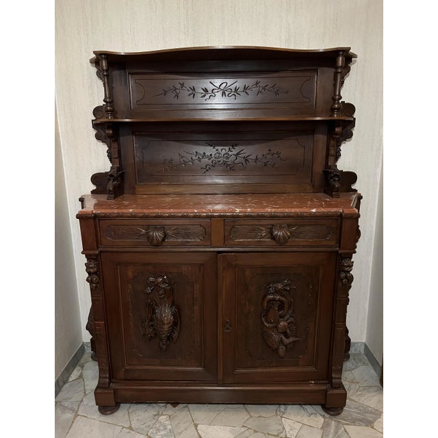 Flat belief from the early 1900s Liberty in hand -carved solid walnut, fine in precious marble and raised on the upper...