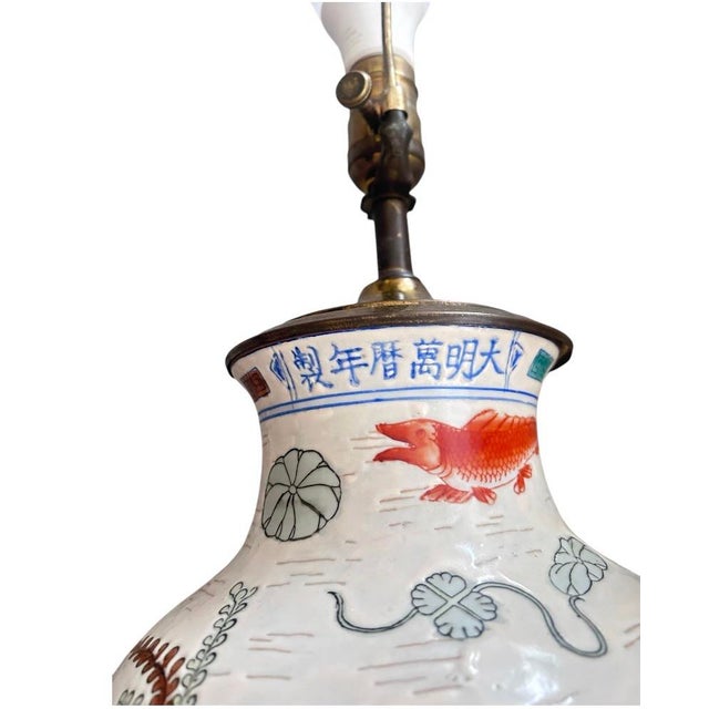 Late 20th Century Vintage Chinese Hand-Painted Ceramic Chinoiserie Table Lamp With Brass Mounts For Sale - Image 5 of 7