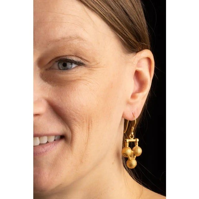 Mid 20th Century Pair of 18k Gold Indian Dangle Drop Earrings For Sale - Image 5 of 5