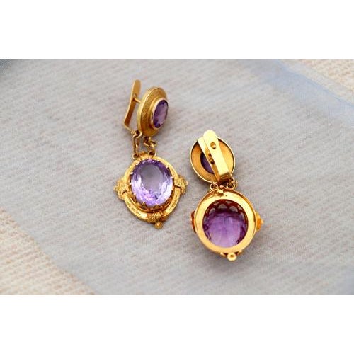 18 Karat Gold Earrings with Reliefs, Set of 2 For Sale - Image 4 of 7