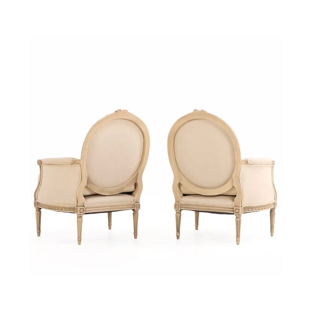 English 1930s Pair of French Painted Louis XVI Style Bergère Armchairs With Oval Backs For Sale - Image 3 of 6