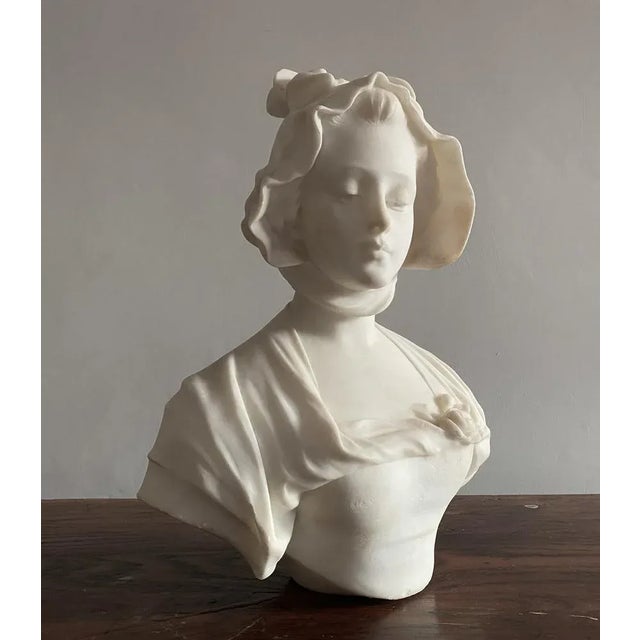 Grazile Girl Sculpture in Alabaster, 1800s, in Good conditions. Designed before 1890