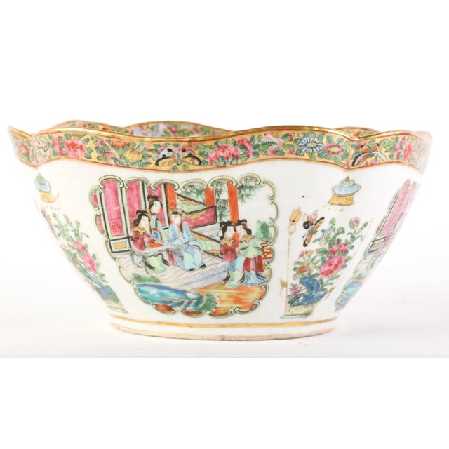 Rose Mid 19th Century Famille Rose Bowl With Interior Bat Rim For Sale - Image 8 of 9