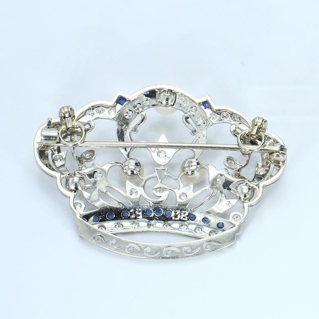 Traditional Mid 20th Century Crown Brooch With Pearls Sapphires and Diamonds in Platinum Setting For Sale - Image 3 of 4