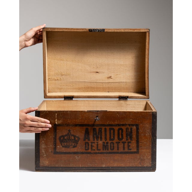 This 1900 - 1909 box from Belgium is finished in chocolate, worked in wood. Its form follows honest, well-proportioned...