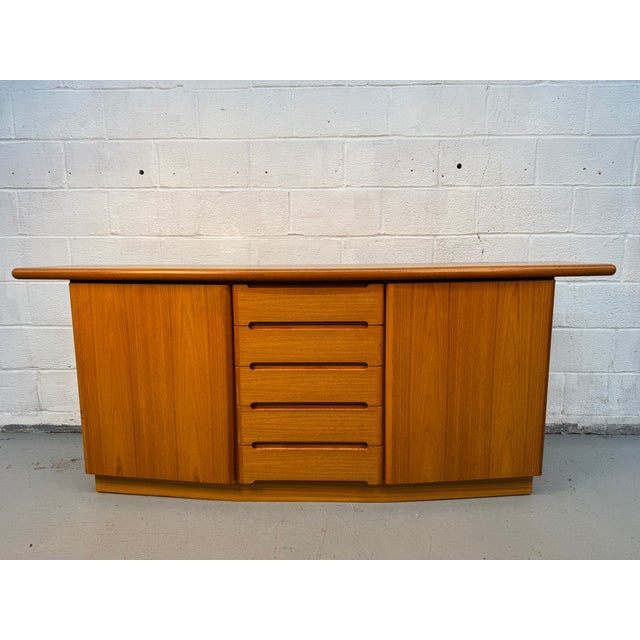 A beautifully crafted mid-century modern teak credenza by Skovby, exemplifying the clean lines and functional elegance of...
