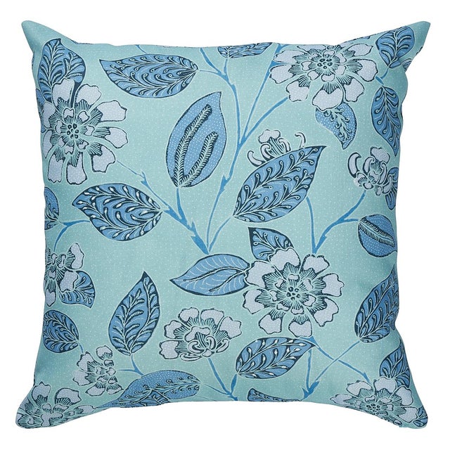 Contemporary Schumacher Kava Cay Indoor/Outdoor Pillow 18" x 18" in Blues For Sale - Image 3 of 3