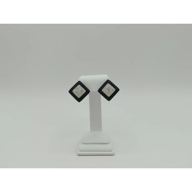 White Diamond and Onyx Fluted Earrings in 18K Yellow Gold - A Pair For Sale - Image 4 of 6