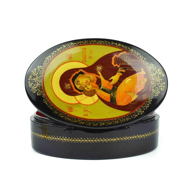 Mid 20th Century Hand-Painted Vladimir Mother of God Iconography Papier-Mâché Lacquer Trinket Box For Sale - Image 4 of 10