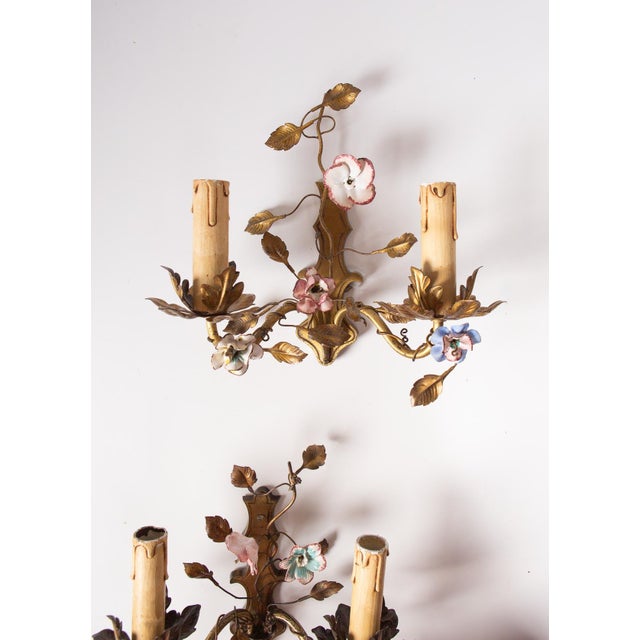 Gold Vintage French Wall Lights in Brass and Porcelain Flowers, 1950s, Set of 2 For Sale - Image 8 of 10