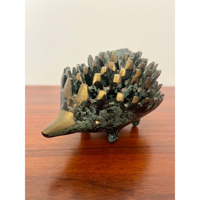 Metal Stackable Hedgehog Ashtrays in Patinated Brass by Walter Bosse for Silex, Austria / France, 1950s, Set of 6 For Sale - Image 7 of 7