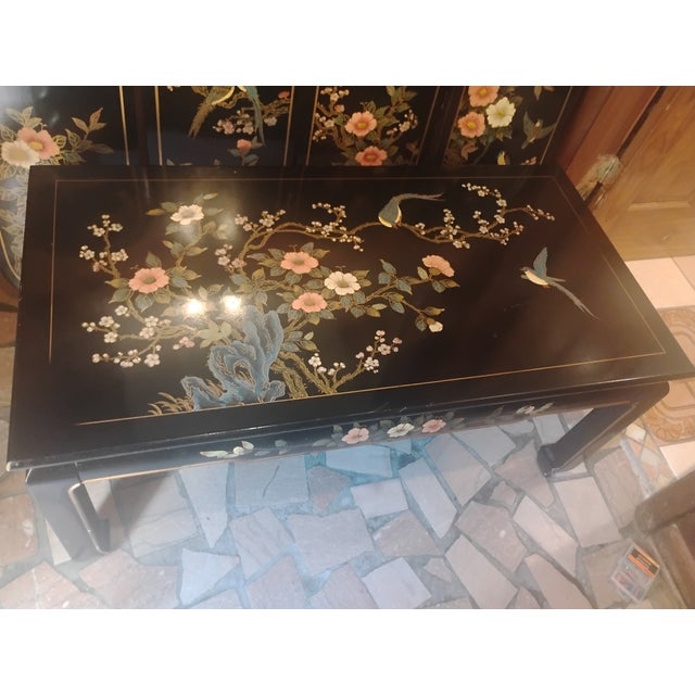 Vintage Beautiful oriental coffee table birds, flowers gold accent black laquer sturdy wood table good condition 1980s