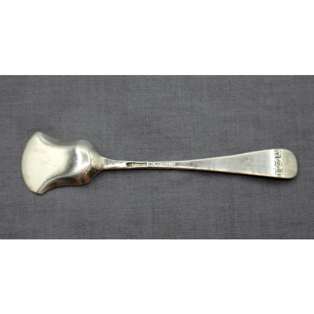 English 1715 Sterling Silver Salt Spoon With Hanoverian Pattern For Sale - Image 3 of 4