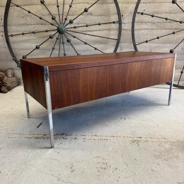 Mid-Century Modern Mid-Century Modern Executive Desk Richard Schultz for Knoll International For Sale - Image 3 of 16