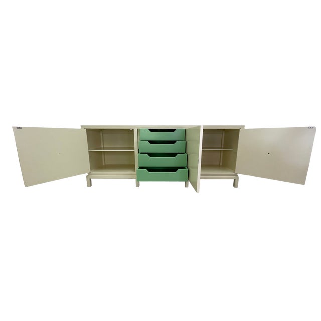 Hollywood Regency James Mont Style Lacquered Credenza in Cream & Mint Green, Hollywood Regency, 1960s (Attributed) For Sale - Image 3 of 16
