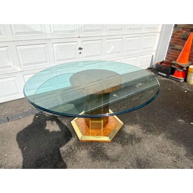 This stunning vintage dining table is a testament to the iconic design and craftsmanship of Henredon furniture from the...