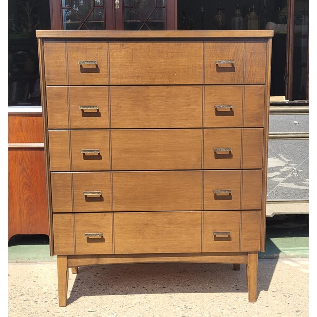 Vintage mid-century American 5 drawer chest of drawers with formica top. Features five clean drawers with paper inside...