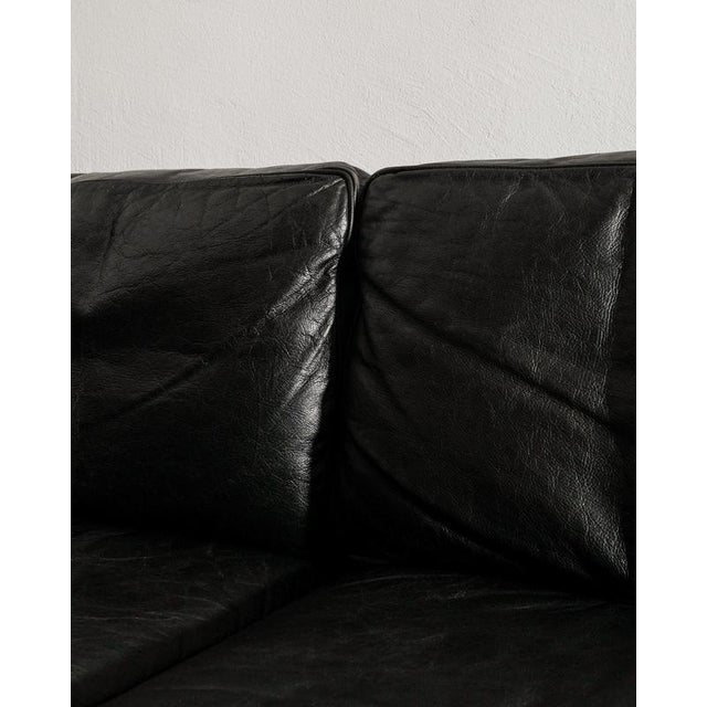 Danish Mid-Century Black Leather Three Seater V11 Sofa by Illum Wikkelsø, 1960s For Sale - Image 4 of 8