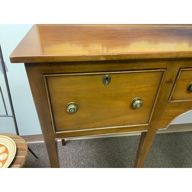 American Circa 1970’s Colonial Williamsburg Reproduction Huntboard, by Kittinger For Sale - Image 3 of 11