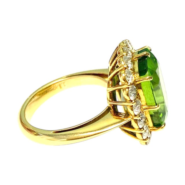 late 20th Century 18k Yellow Gold Large Peridot and Diamond Ring, , Size 6 For Sale In Las Vegas - Image 6 of 11