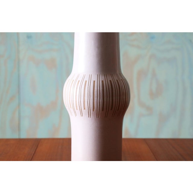 Gordon & Jane Martz 1960s Gordon and Jane Martz M-166 Lamp for Marshall Studios White With Tan Incisions For Sale - Image 4 of 9