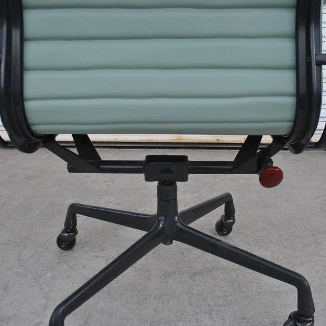 Mid 20th Century 1 Vintage Eames Aluminum Group Desk Chair For Sale - Image 5 of 10