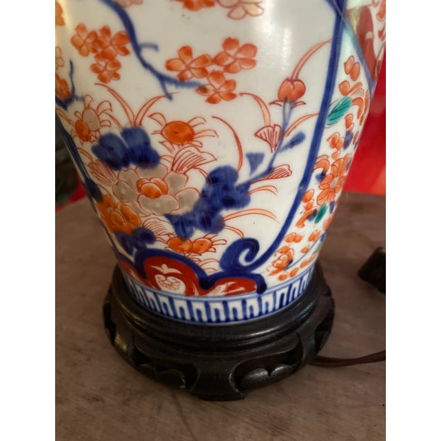A very decorative modern ceramic table lamp. In the Japanese Imari pattern with a wooden base.