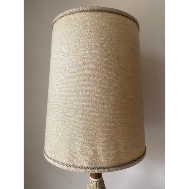 Mid-Century Modern Vintage Mid-Century Modern Quartite and Teak Gold and Cream Colored Leaf Design Table Lamp For Sale - Image 3 of 13