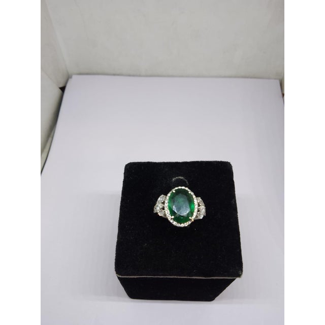 Modern Natural Emerald 3.35cts & Diamond 0.80cts Ring in 18k Gold For Sale - Image 3 of 8