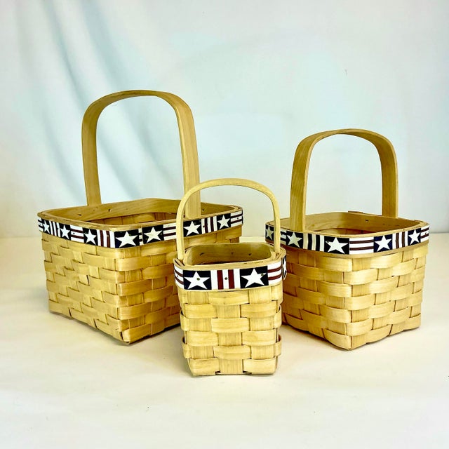 American 1980s Vintage Boho Chic Americana Arts & Crafts Maple Slat Holiday Accent Baskets - Set of 3 - 4th of July For Sale - Image 3 of 11