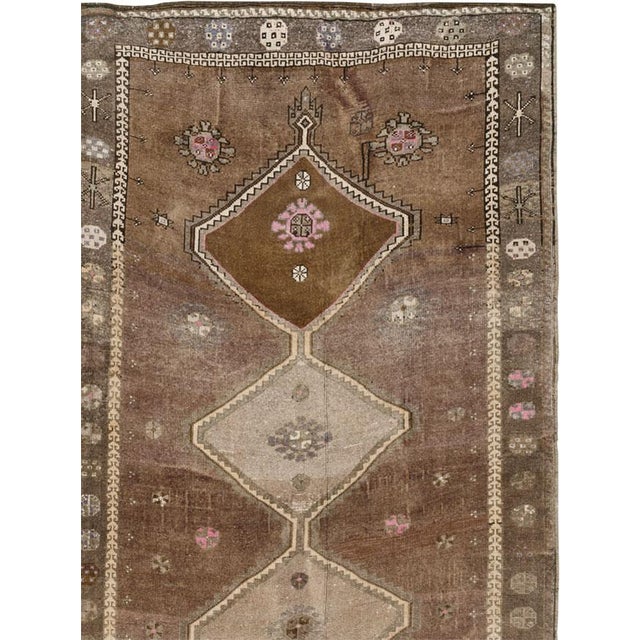Tribal Galerie Shabab Collection Mid-20th Century Turkish Anatolian Room Size Carpet For Sale - Image 3 of 10