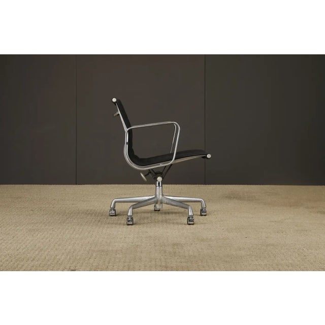 Eames 'Aluminum Group' Swivel Chair by Charles Eames for Herman Miller, 1980s, Signed For Sale - Image 4 of 18