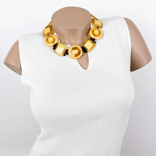 This cute Angela Caputi choker necklace, made in Italy, features a 1970s revival-inspired design with geometric resin...