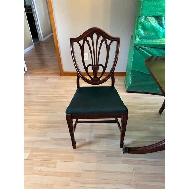 Duncan Phyfe 1940s Duncan Phyfe Georgian Style Mahogany Dining Table and Shield Back Chairs - Set of 7 For Sale - Image 4 of 10