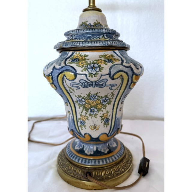 1960s Vintage 1960s Italian Majolica Urn Table Lamp With Hand-Painted Butterflies & Florals For Sale - Image 5 of 12