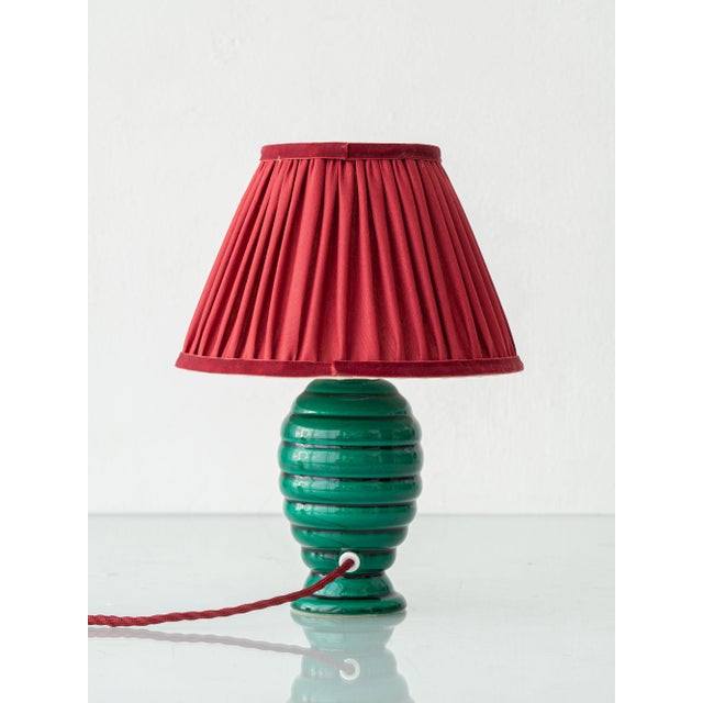 Art Deco French Emerald Green Ceramic Table Lamp with Ruby Silk Shade, 1930s For Sale - Image 4 of 14