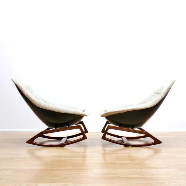 Mid-Century Modern Pair of 1960s Gemini Rocking Pod Chairs by Walter S. Chenery for Lurashell For Sale - Image 3 of 12