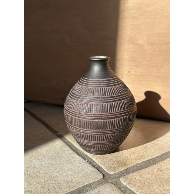 1960s Hand-Thrown Studio Ceramic Vase with Incised Decoration by Eva Kumpmann, Göttingen, Germany, 1960s For Sale - Image 5 of 11